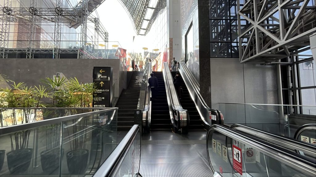 京都駅入り口からエスカレーターで登ったところ。もうひとつのエスカレータに乗る