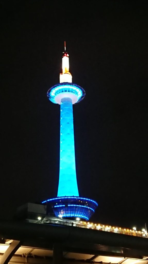 京都タワーのライトアップ、ブルーは、下京区の防犯の日。