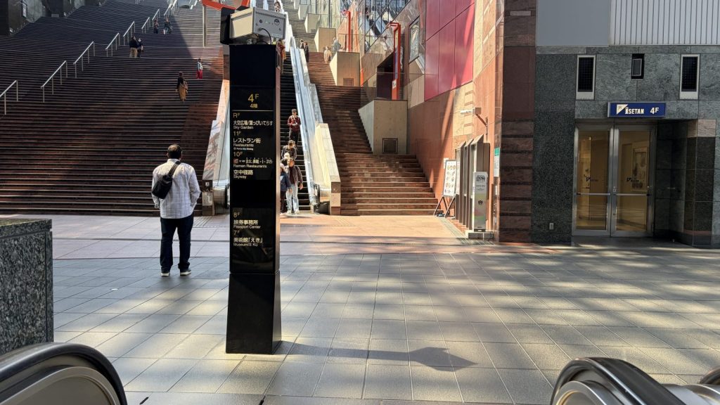 京都駅。右側のエスカレータで4階到着。左前には大階段が見える