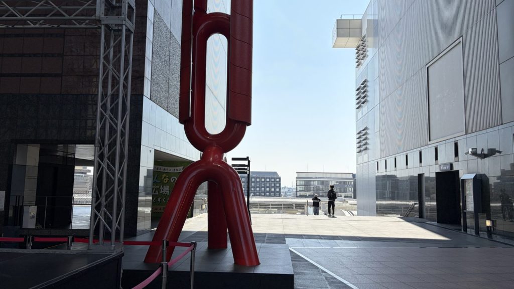 京都駅。赤いモニュメント