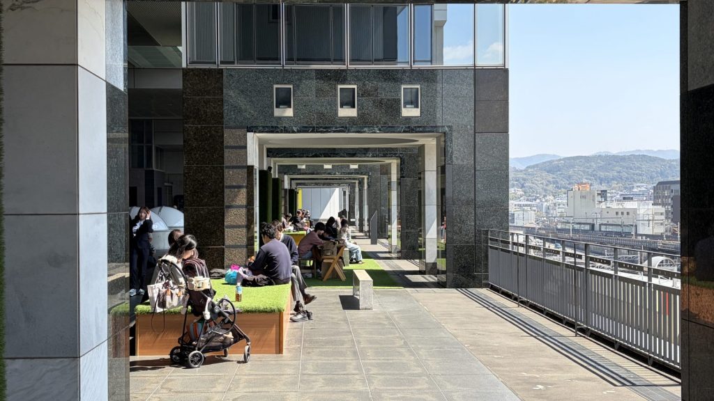 いろいろなタイプのテーブルや平台