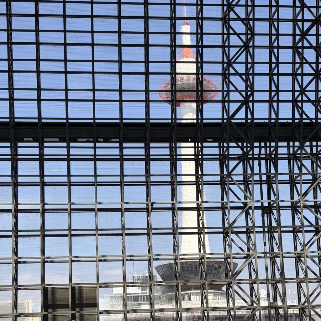 京都駅の内側の格子から見る京都タワー