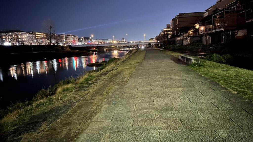 夜の鴨川の遊歩道