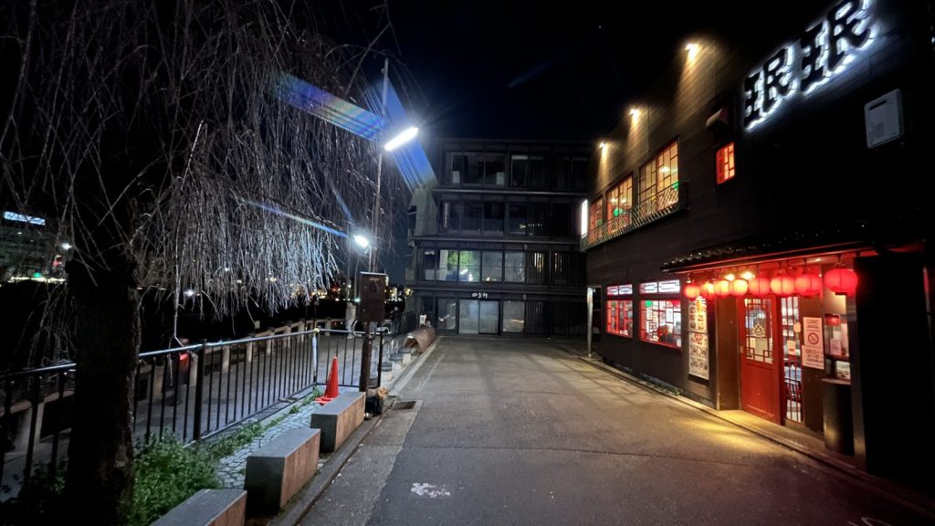 三条大橋から鴨川に降りるゆるやかな坂