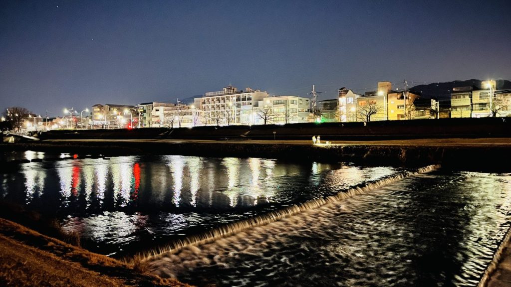 鴨川の夜の流れ