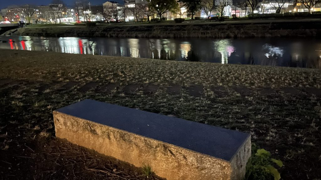 鴨川に用意された石のベンチ