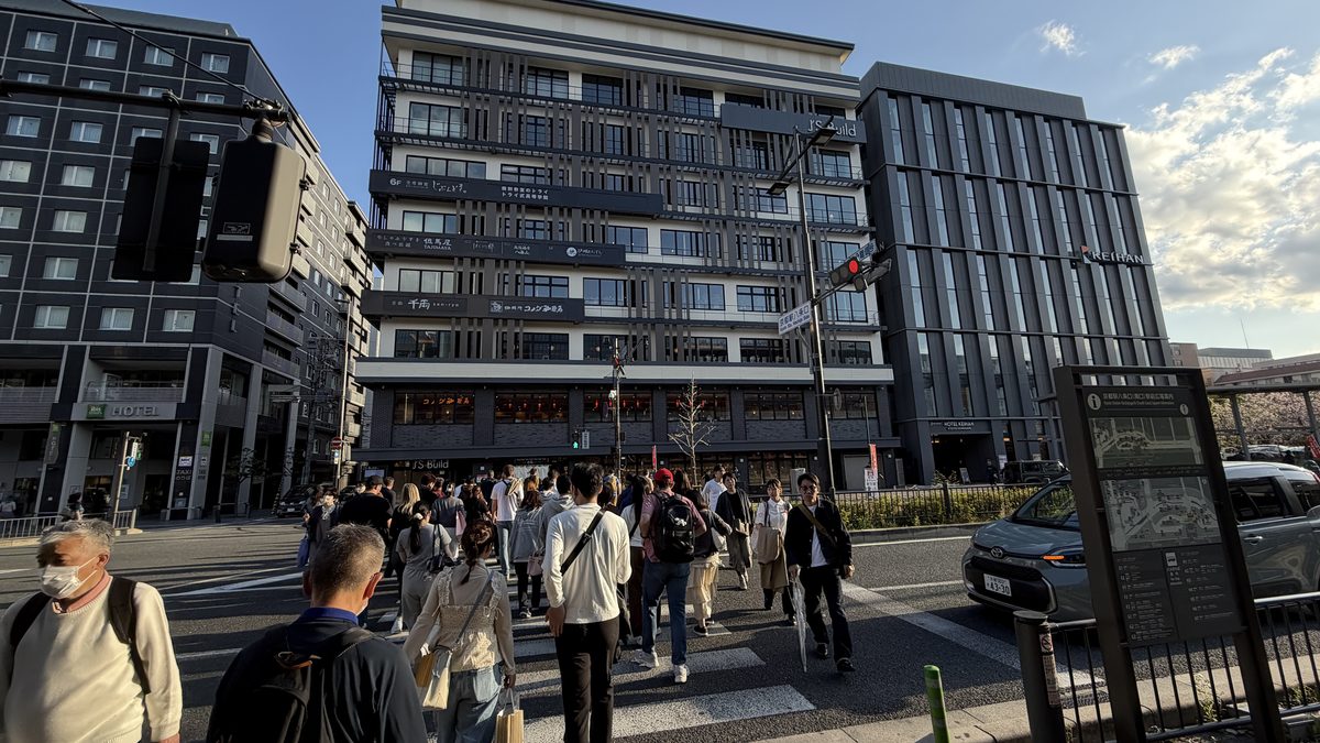 京都駅八条口の横断歩道