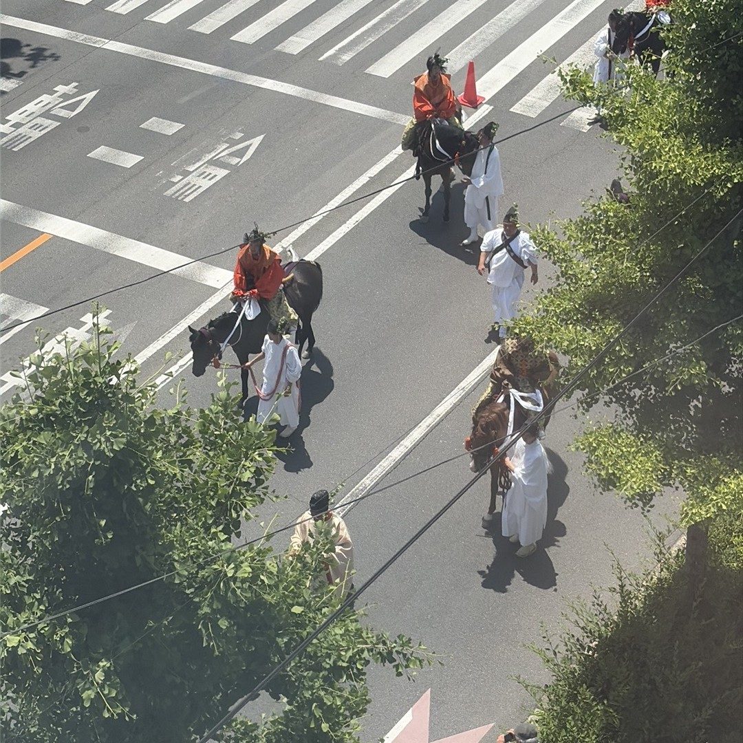 オレンジ装束で馬に乗る平安の人