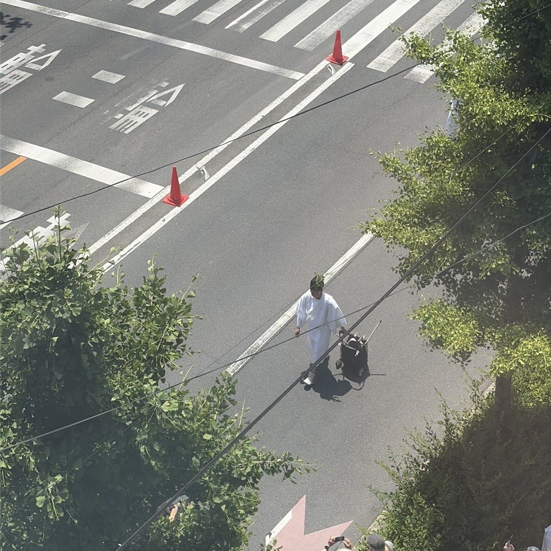 馬のあとを歩くバケツを持った係の人