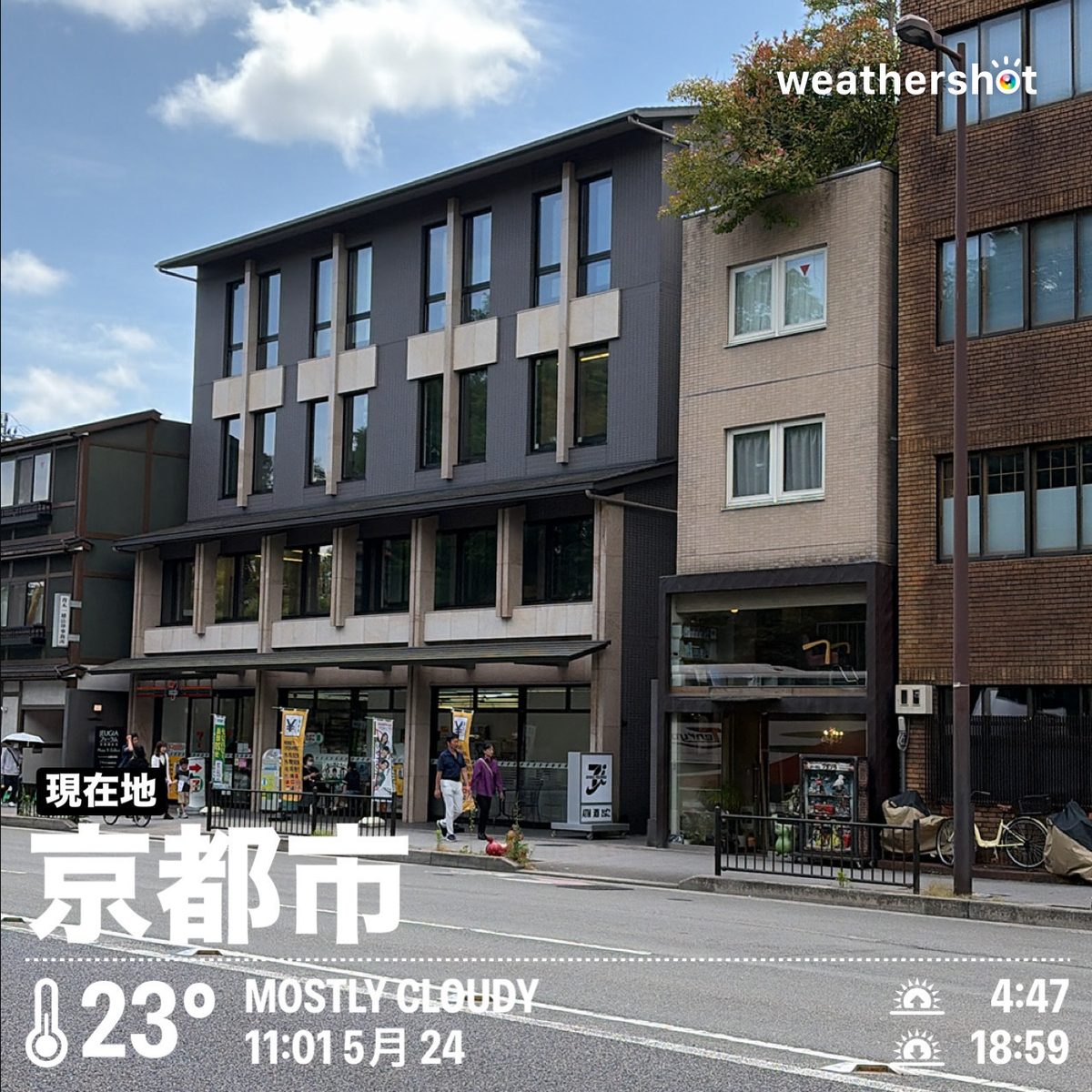 烏丸丸太町交差点付近の京都市街の風景(weathershotアプリで撮影)
