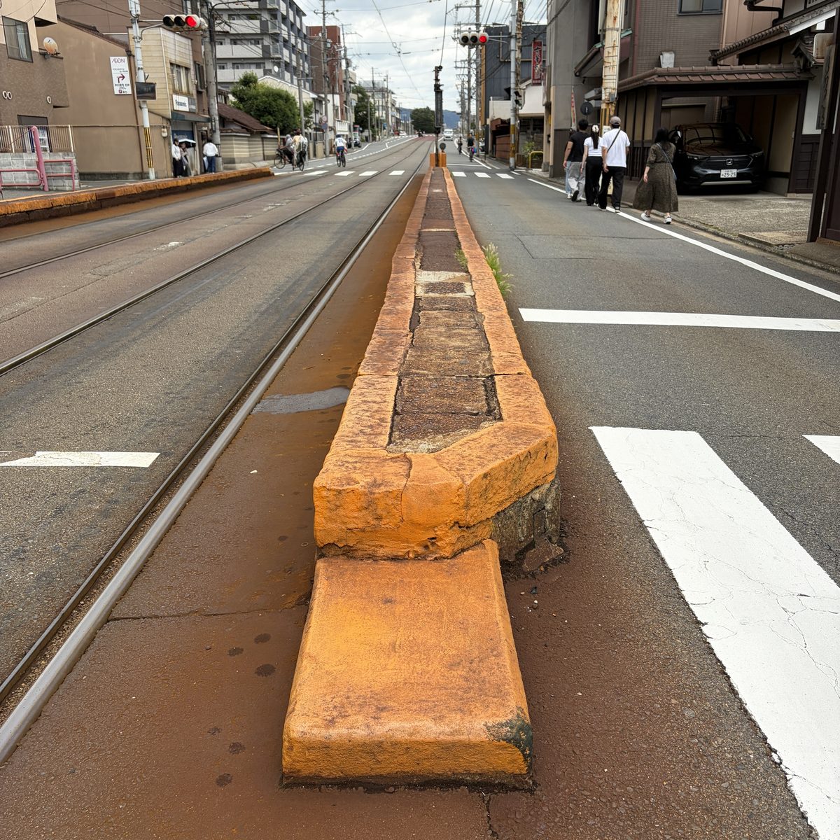 道路に沿って見た山之内駅ホームの様子