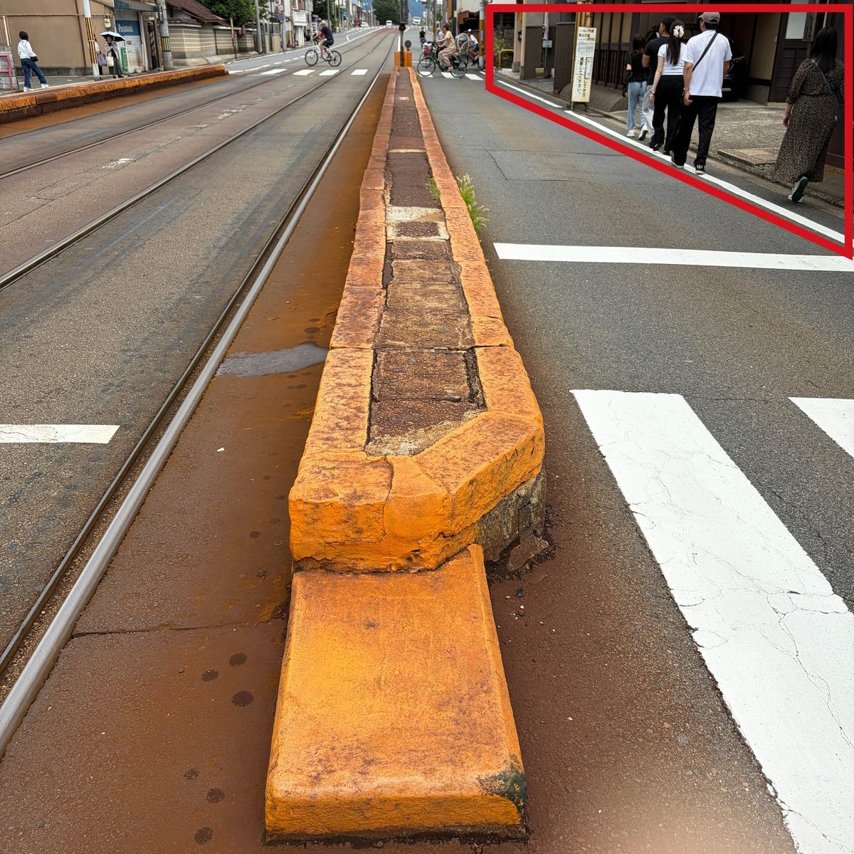 電車を待つ路側帯の様子