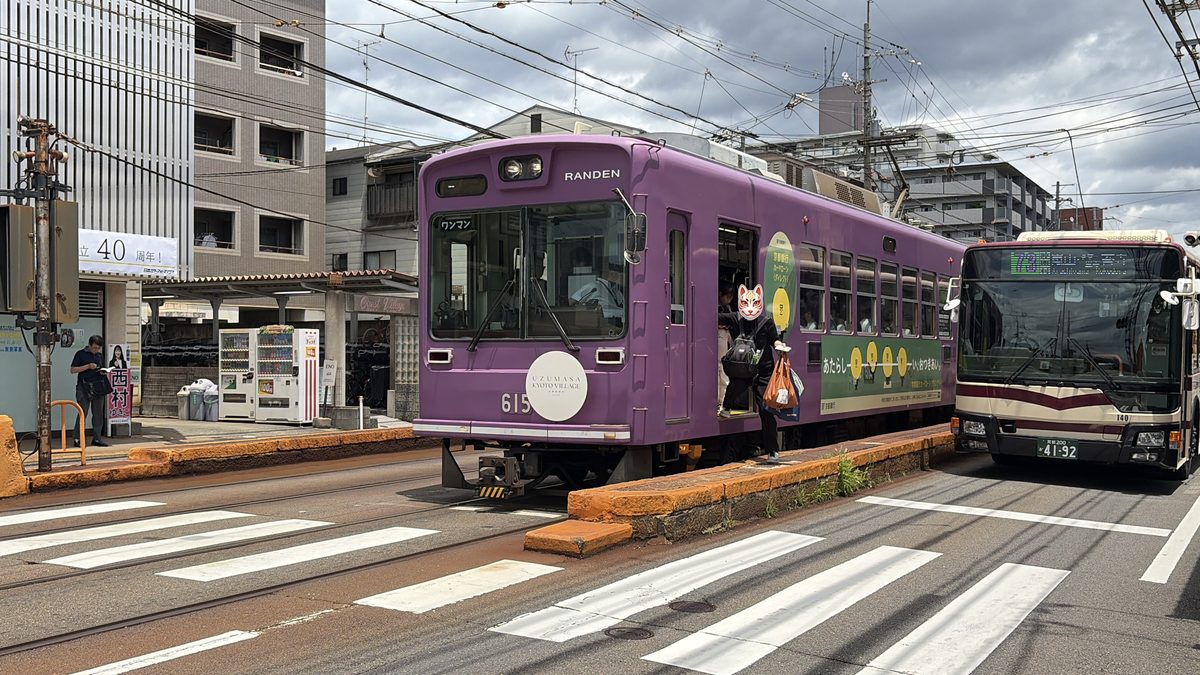 電車から降りて横断歩道に向かう乗客