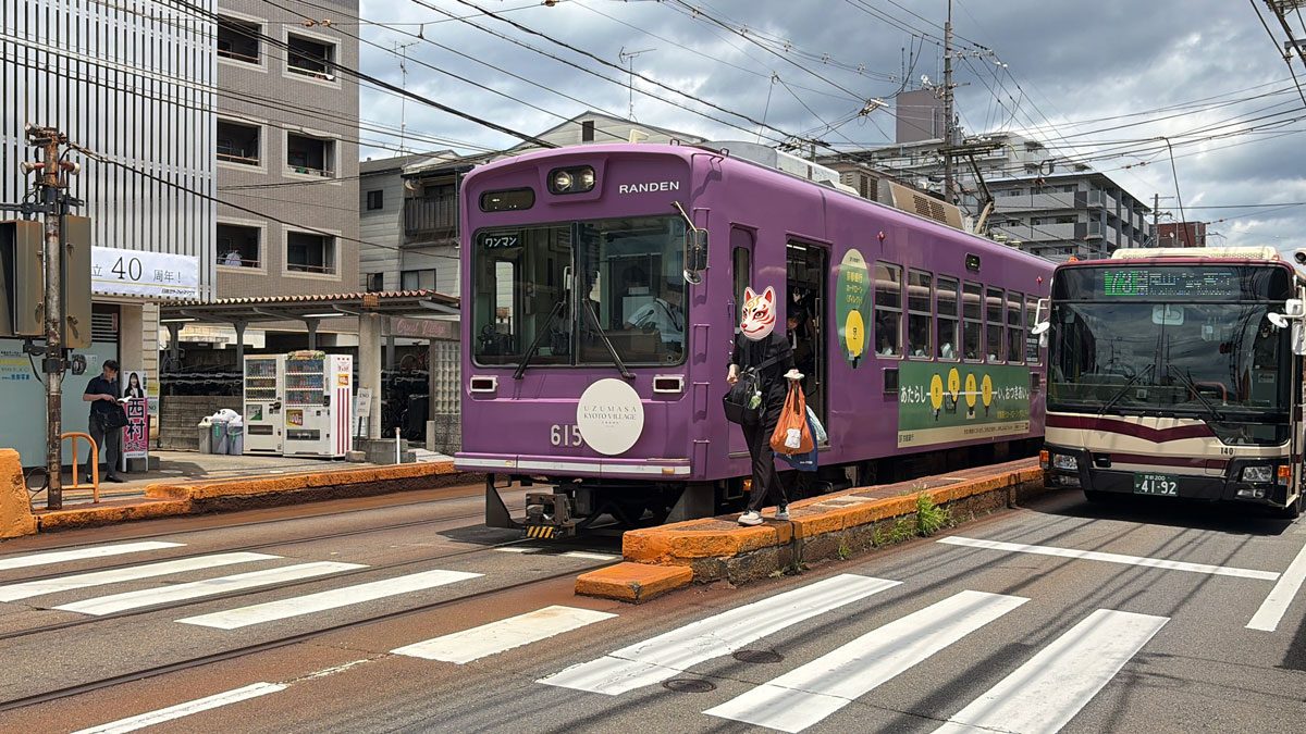 横断歩道を渡り終える乗客の様子
