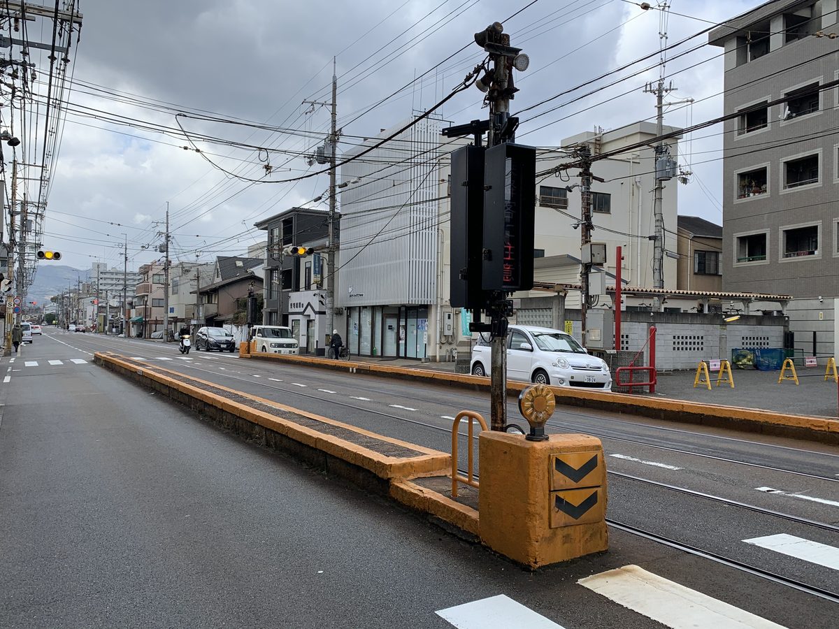 山之内駅前の踏切と道路の風景