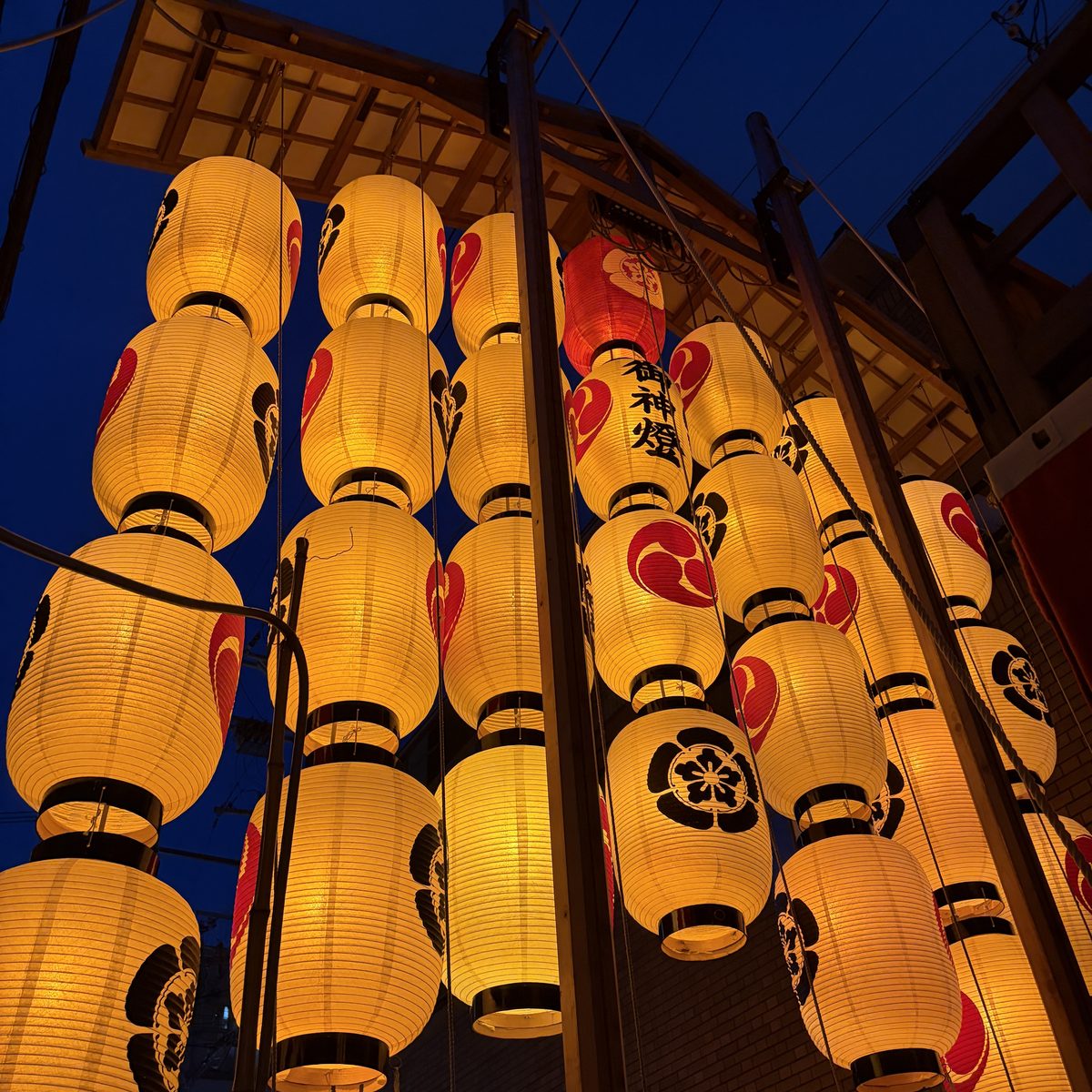 祇園祭宵山、夜に灯る駒形提灯の列