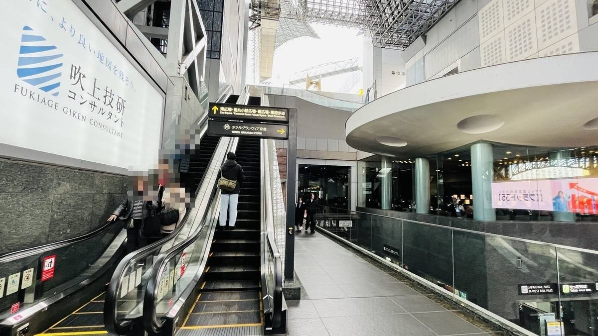 京都駅の2本目の長いエスカレーター
