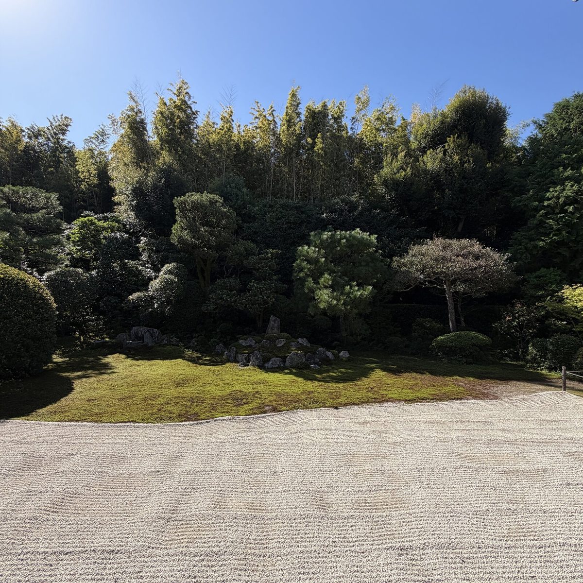白砂と苔、竹林を背にした鶴亀の庭