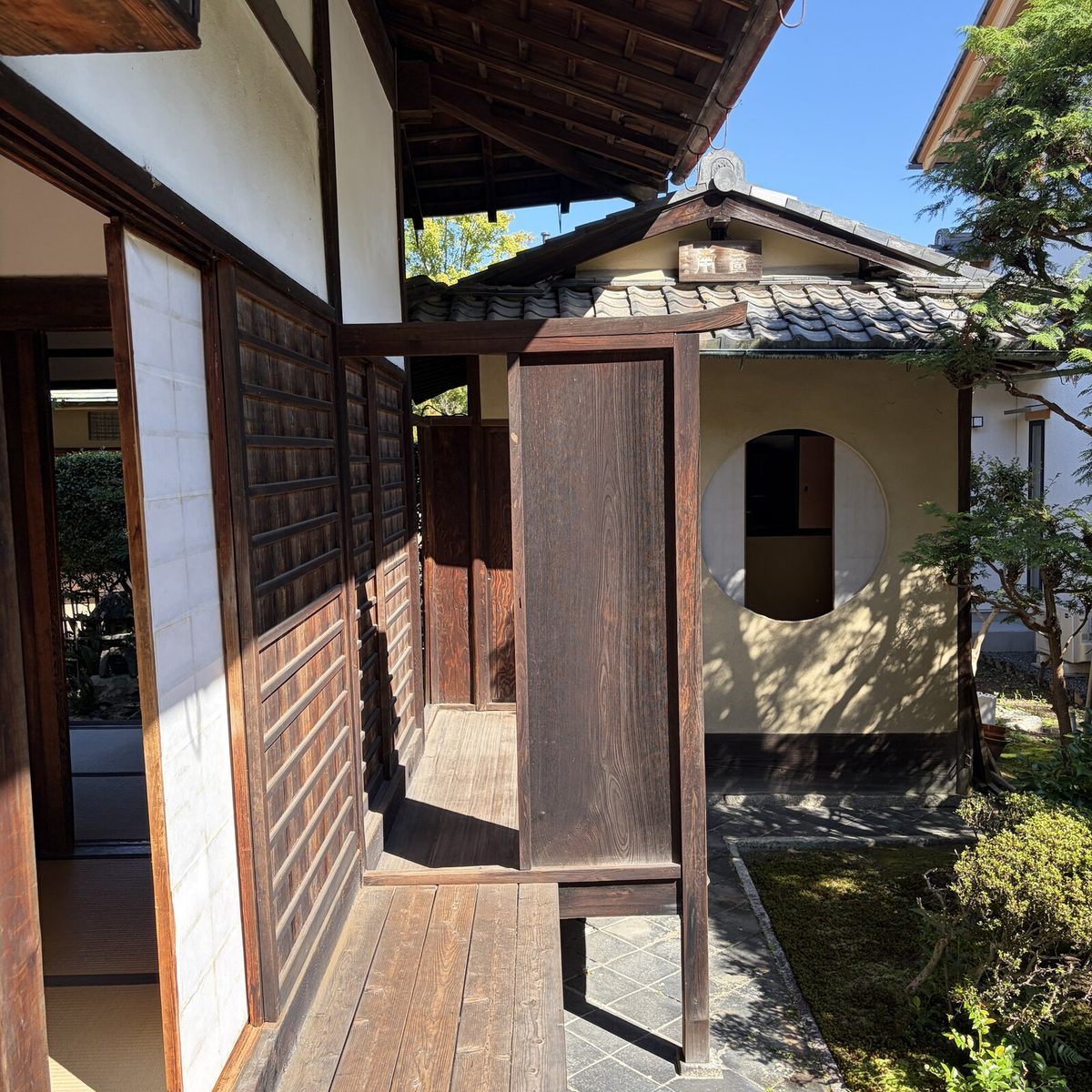 円窓のある茶室・図南亭の外観