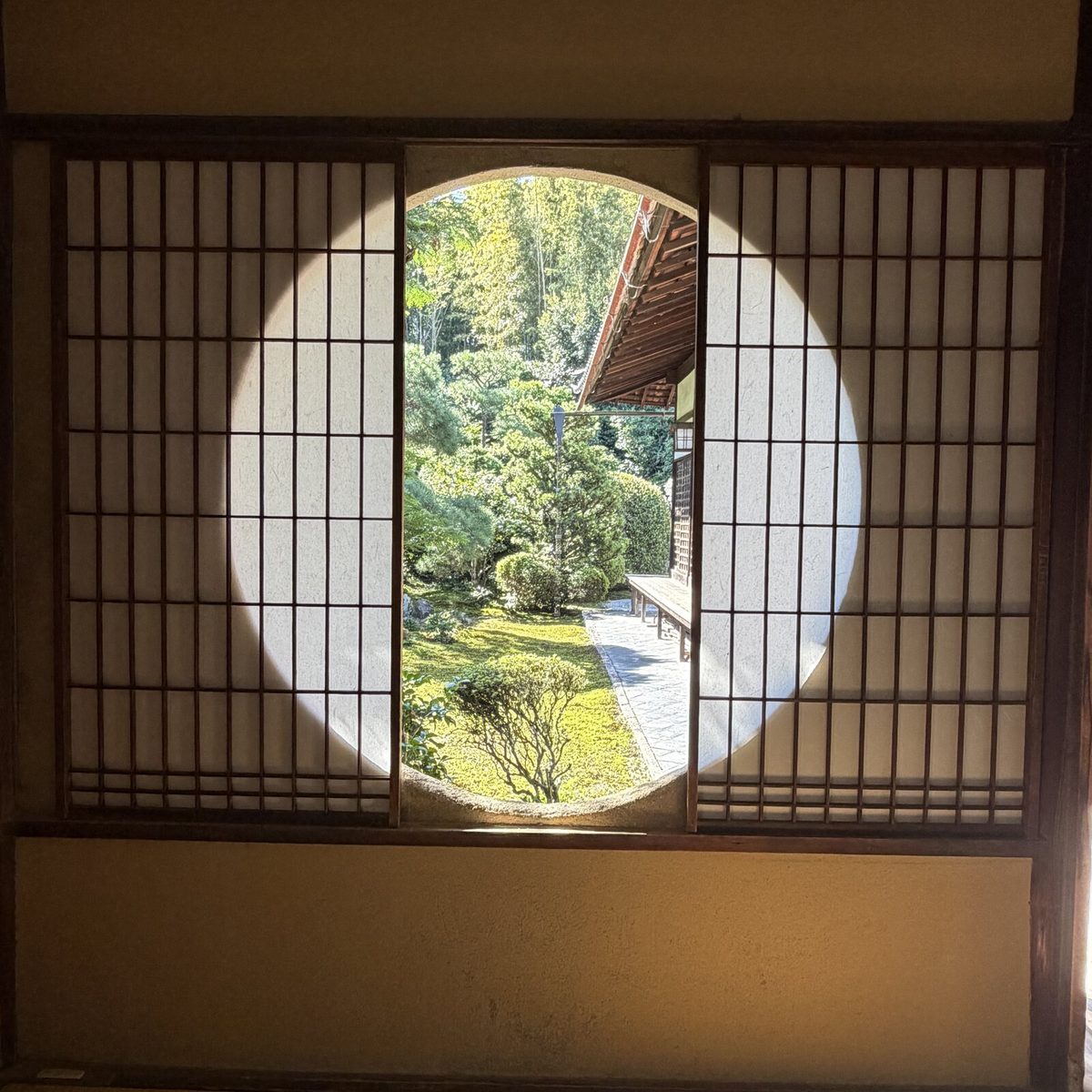 図南亭の円窓から見える庭と縁側