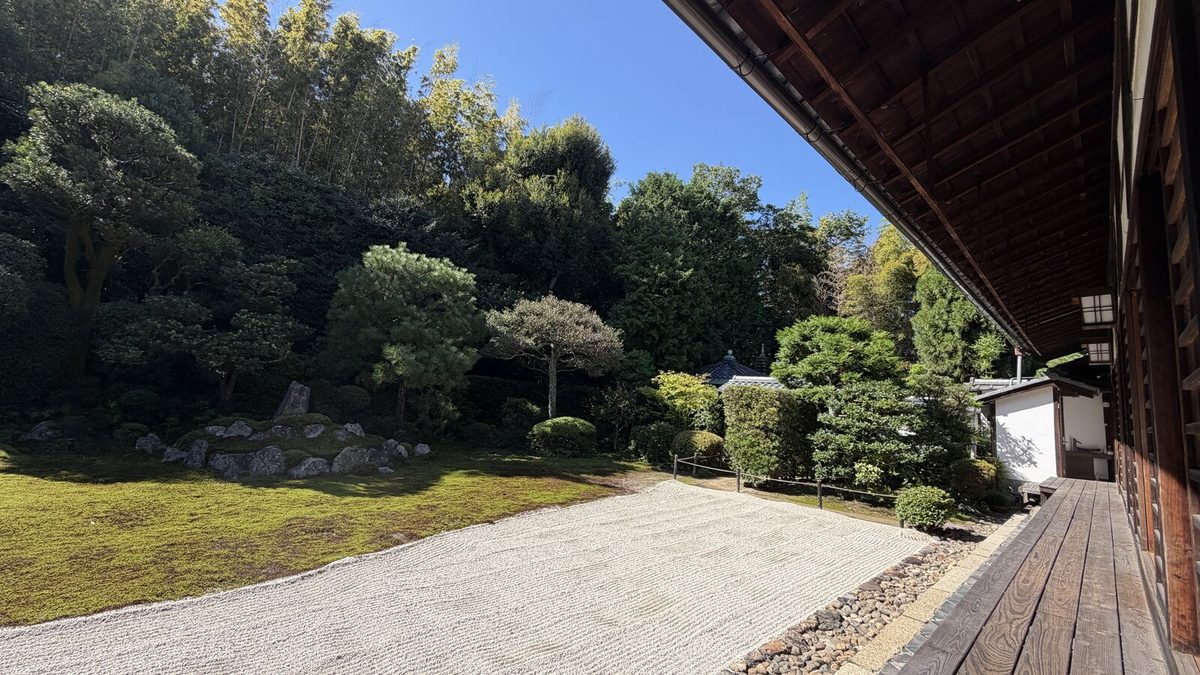 縁側から眺める鶴亀の庭と竹林