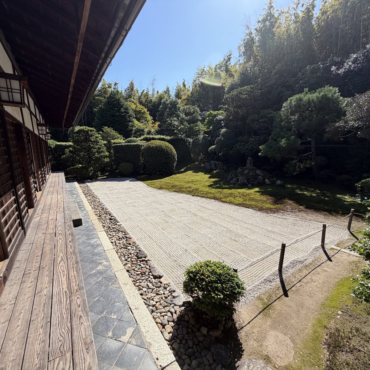 縁側と白砂の庭