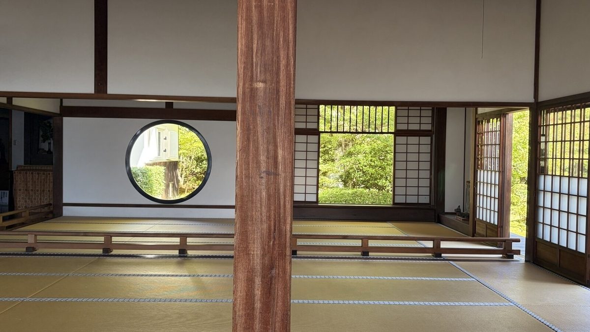 源光庵の本堂。柱の左に丸い悟りの窓、右に四角い迷いの窓