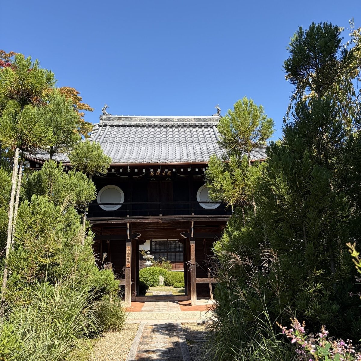 丸い窓のある源光庵の山門