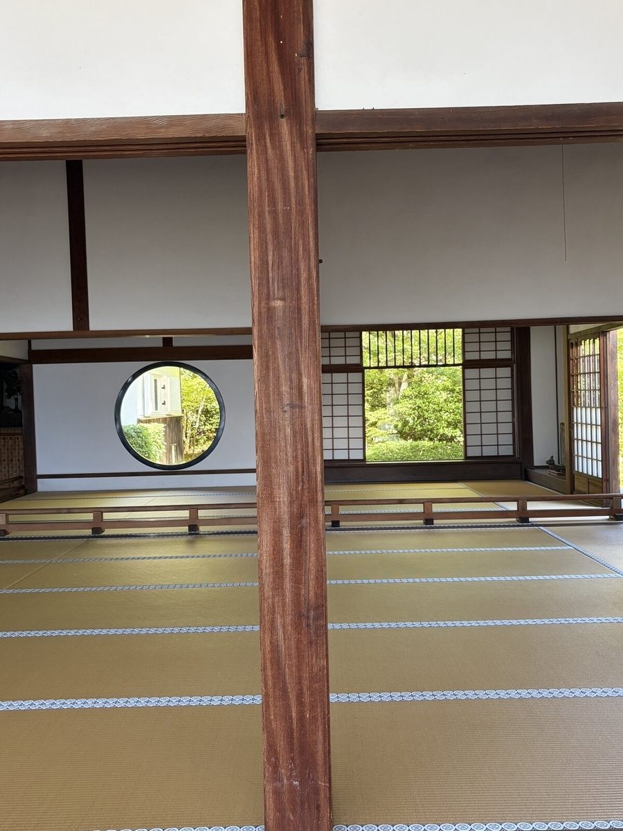 柱をまんなかにして見たふたつの窓